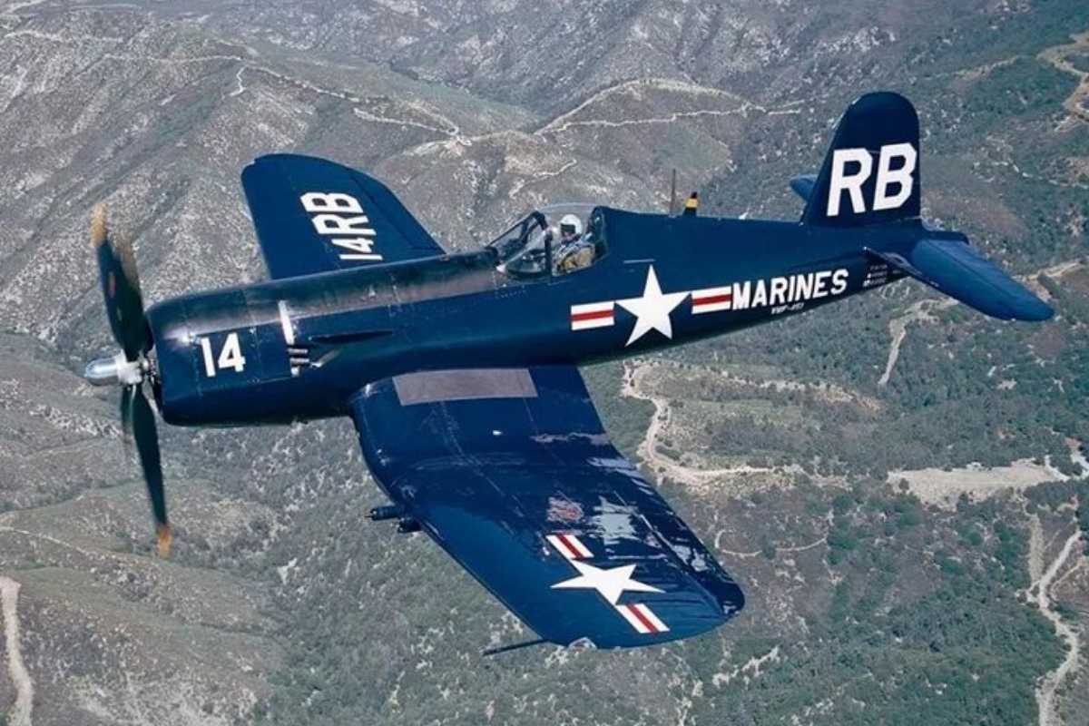 Un avion de chasse des années 60 survolant Cuba