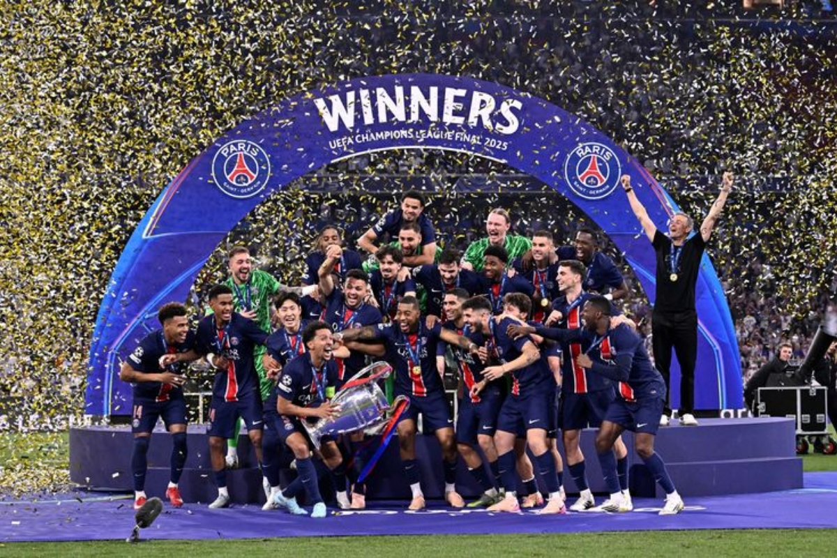 Les joueurs du psg célébrant la champions League 