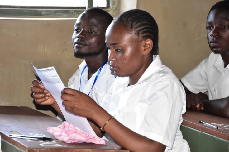 Des élèves dans une salle d'examen