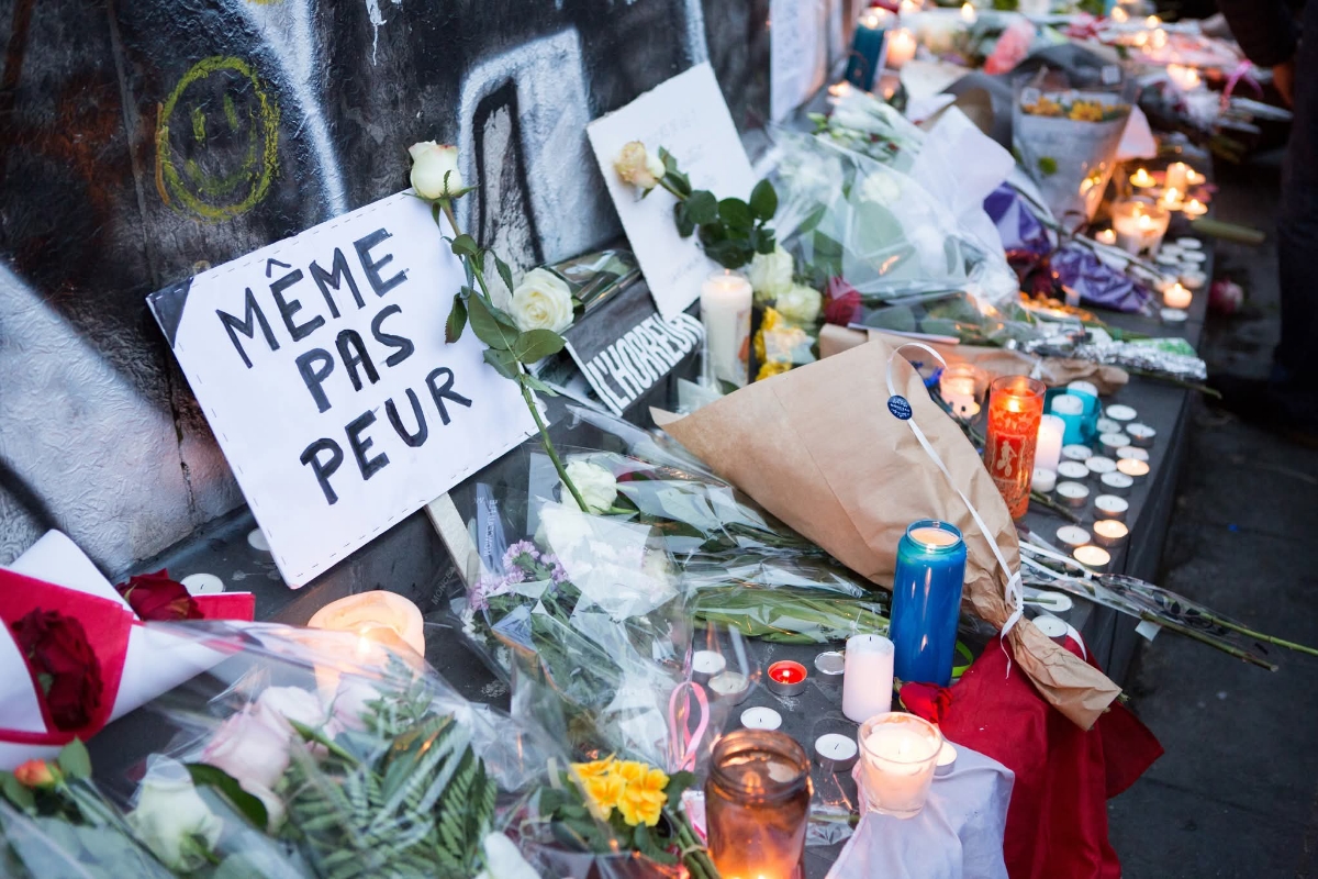 Depos de fleurs en hommage aux victimes des attentats du 13 novembre en France 