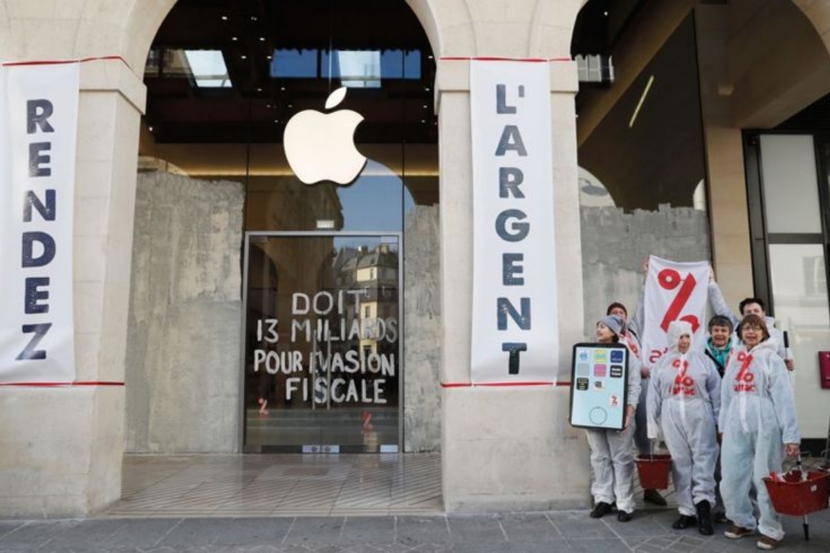 Des manifestants devant un magasin apple en France à Paris