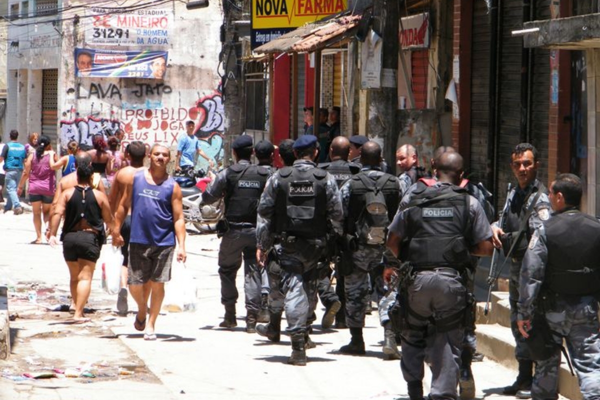 La police dans les rues de Brésil