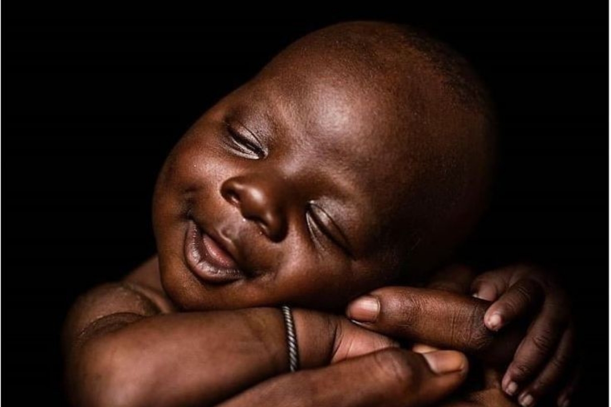 Bébé souriant illustration