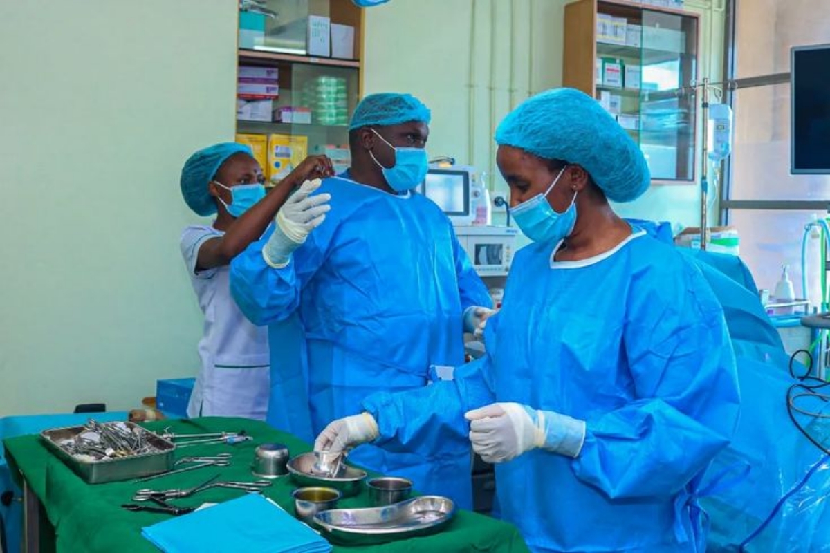 Des médecins au bloc opératoire